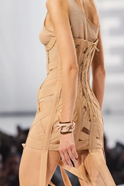 Look 100